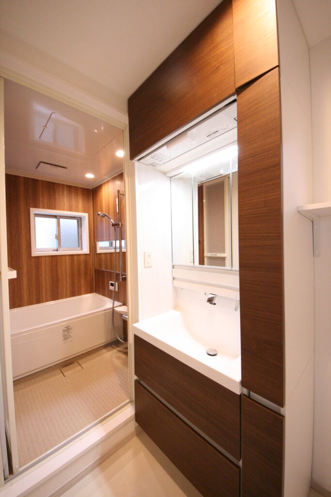 浴室と洗面化粧台は、ブラウンの木目調のデザインを基調とし、高級感のある落ち着いた印象になりました。