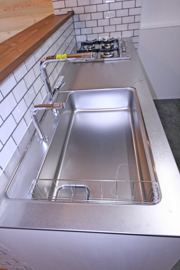 システムキッチンはTOTOのザ・クラッソ。浄水器や除菌水も付けて清潔で使いやすいキッチンです。