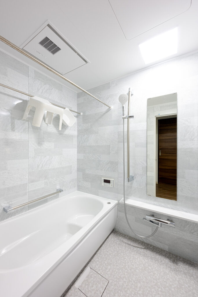 グレーとホワイトカラーを基調にした浴室はクリーンな印象。