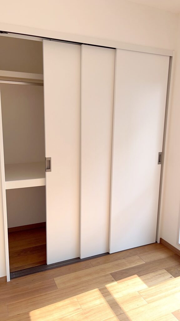 洋室2<br />
枕棚やポールを設置し、収納スペースも一新しました。