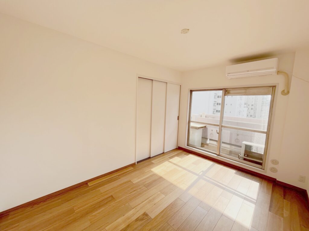 洋室2<br />
洋室1と同じフローリングの色味になっています。