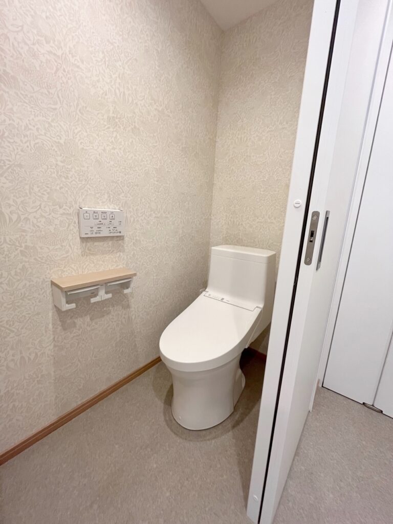 トイレの床も洗面脱衣所と同じフロアタイルを貼り広く見える工夫を。