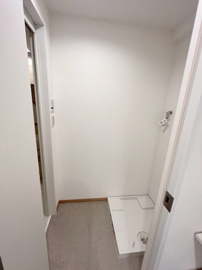 電気温水器があった場所に洗濯パンを設置。左側が浴室です。