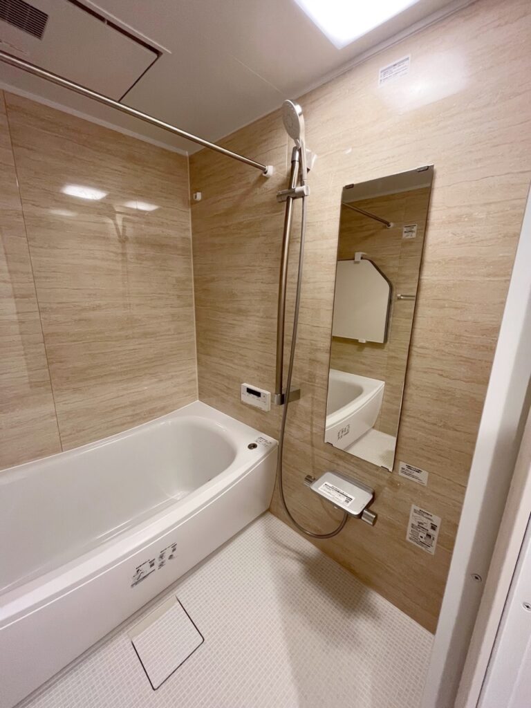 ホワイトカラーと木目調で統一された浴室。