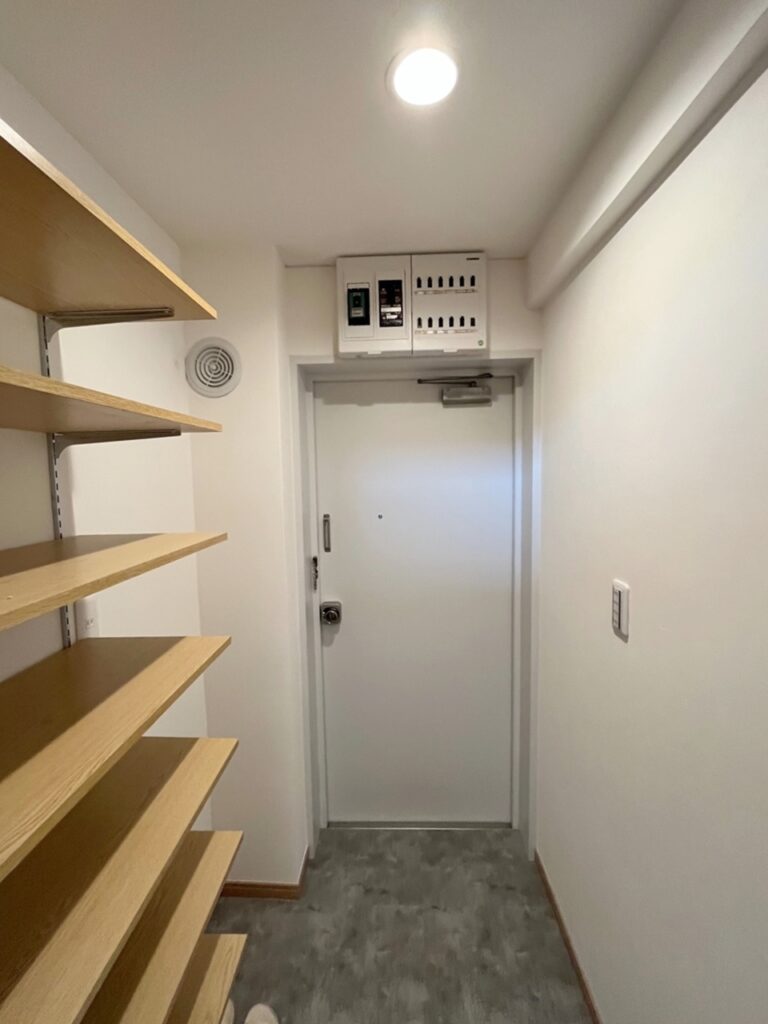 玄関ドアは塗装し、床はフロアタイルを貼りました。