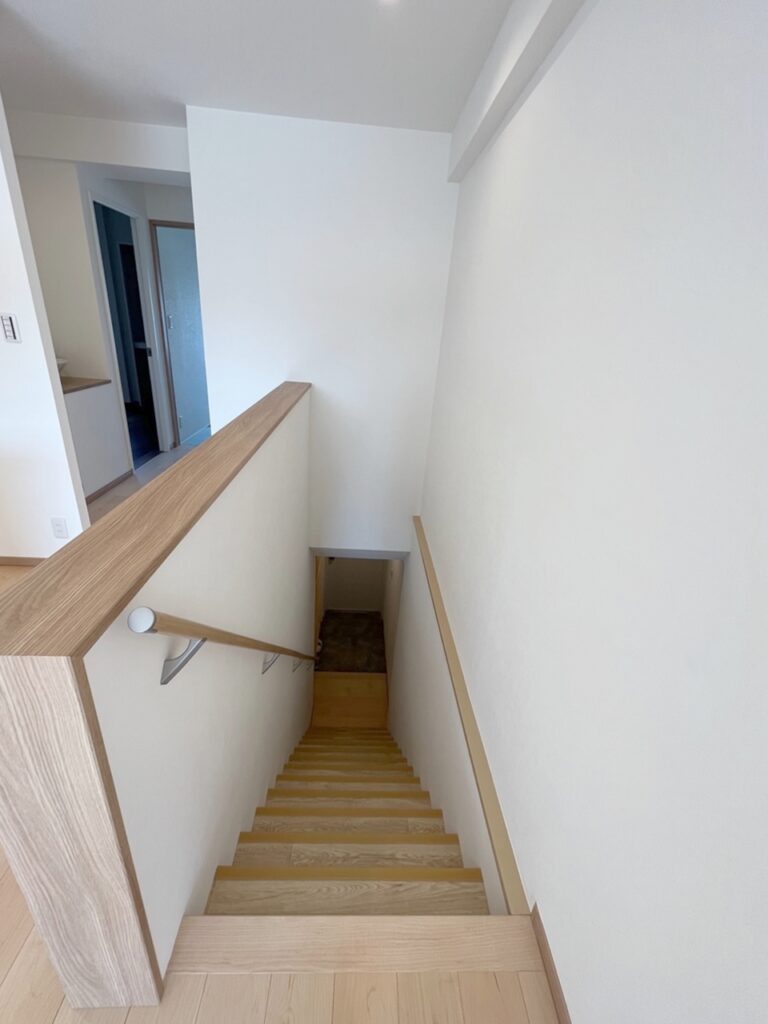 リビングから階段を下る際の様子です。