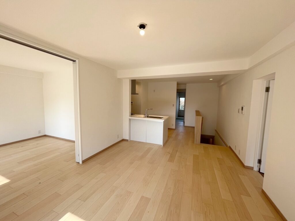 ＬＤＫが見渡せるキッチン。ホワイトカラーの壁紙でお部屋がいっきに明るくなりました。