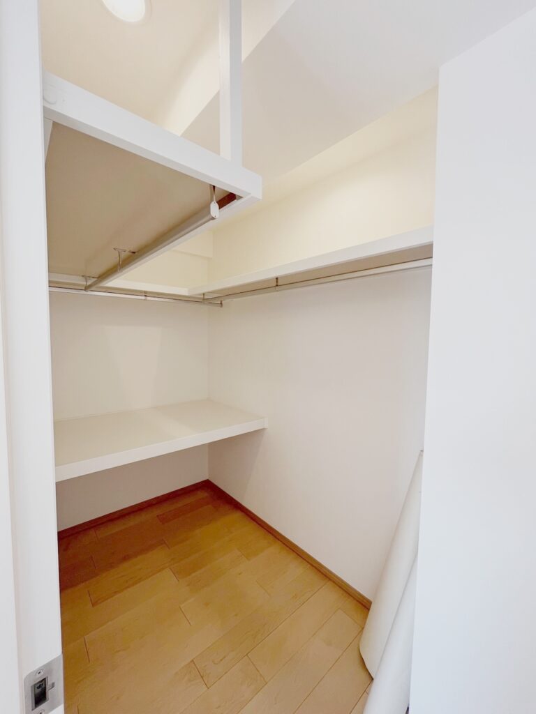 押し入れからウォークインクローゼットになり大容量収納が可能になりました。