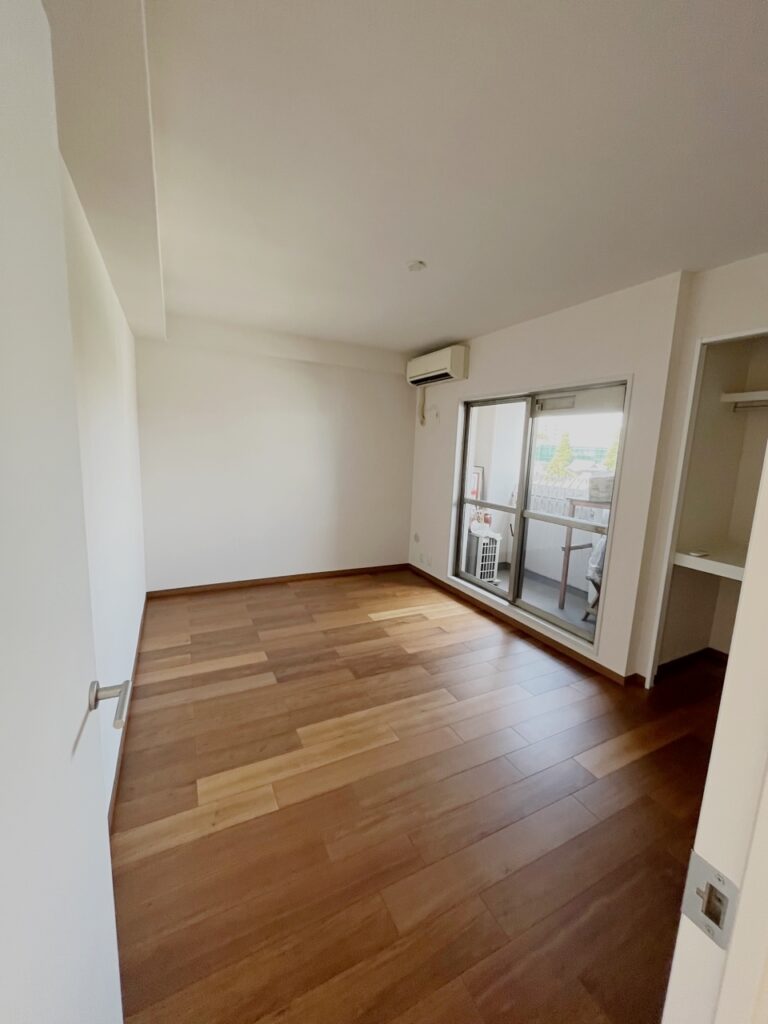 洋室1<br />
壁紙/巾木/フローリングを貼り替えて一新しました。