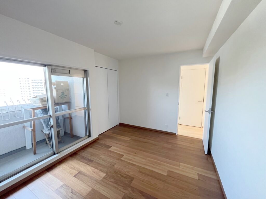 洋室1<br />
片開き戸や収納折れ戸も新しくなりました。