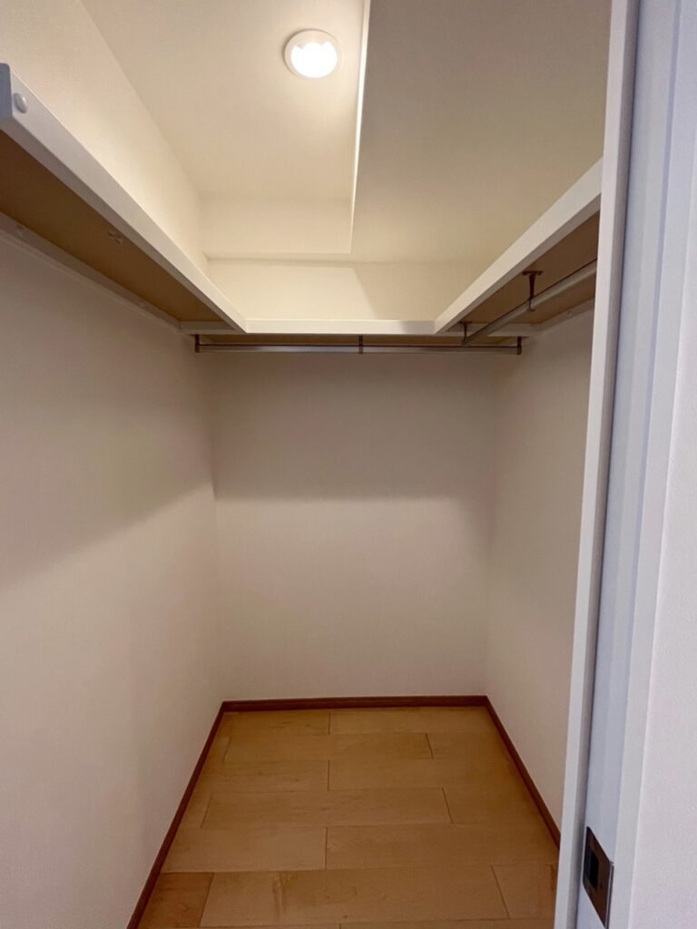 和室前のウォークインクローゼット<br />
使い勝手が良くなり、キレイに収納ができるようになりました。