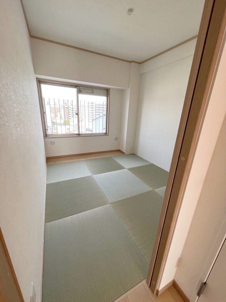 和室<br />
壁紙/巾木/畳を交換し一新しました。