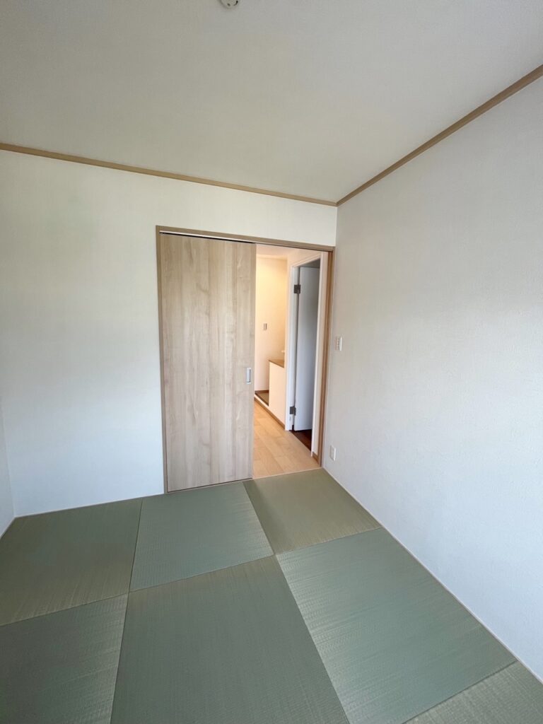 和室<br />
半畳縁なし畳でスッキリとした印象を与えます。