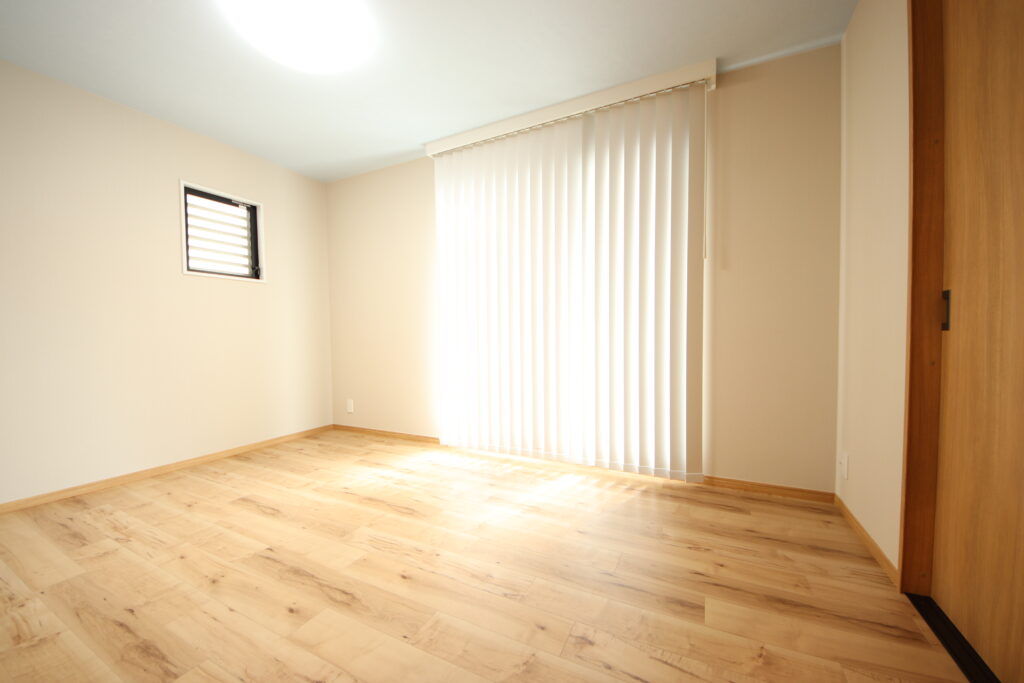 4階洋室3<br />
ホワイトカラーとブルーのペールカラーが優しくお部屋を包み込みます。