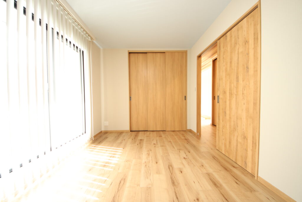 4階洋室3<br />
引き戸や建具も新しくなりました。窓にはバーチカルブラインドを設置しています。