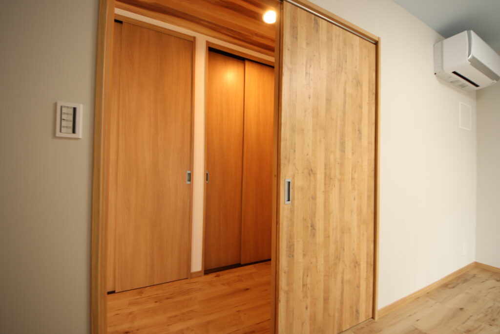 扉を開けると正面に収納スペースがあります。