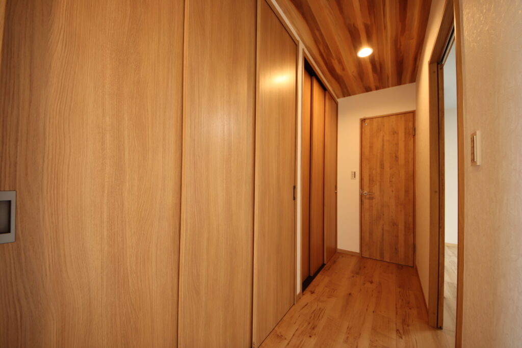 廊下側に大容量の収納。