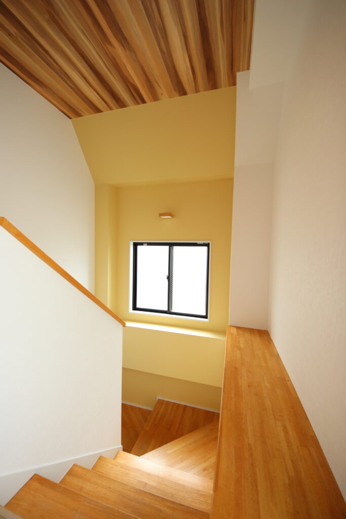 アクセントクロスで明るい階段。