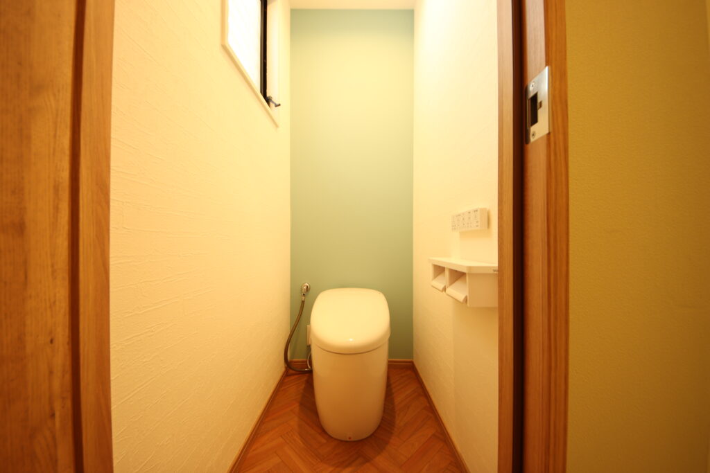 3階のトイレです。ヘリボーン柄の床がアクセントになっています。