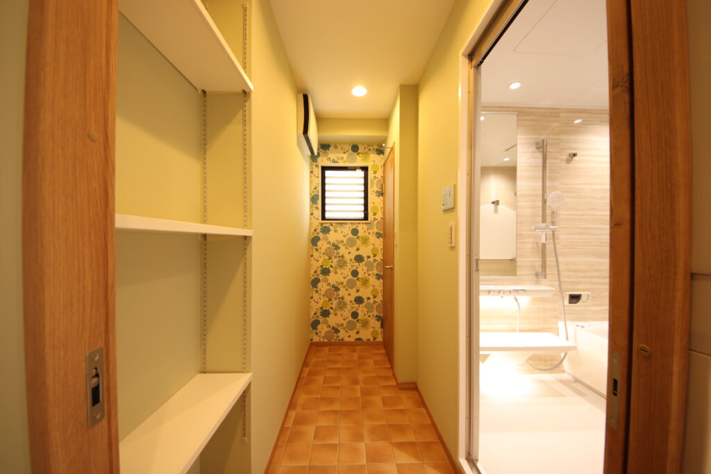 廊下だった浴室前は脱衣スペースへ。可動式の収納棚も設置しました。