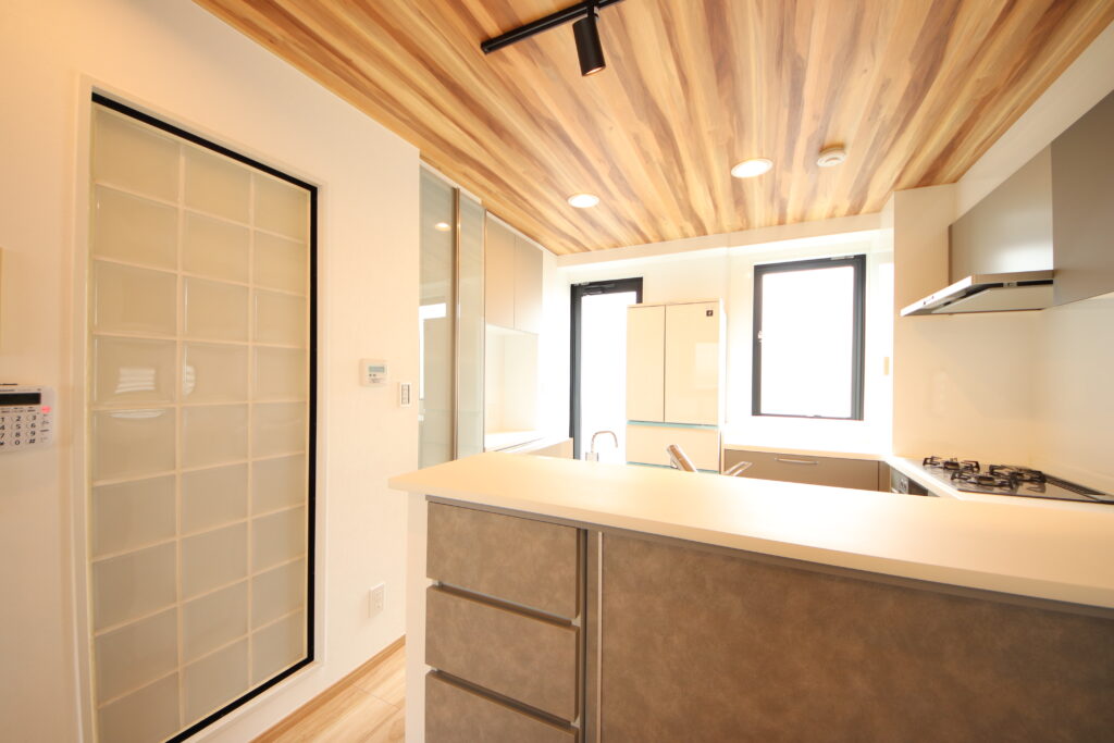 木目柄とグレー合わせで印象がガラリと変わりました。