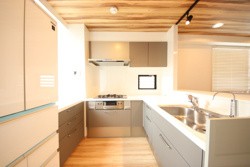 扉にグレーのシートを貼り、統一感がでました。