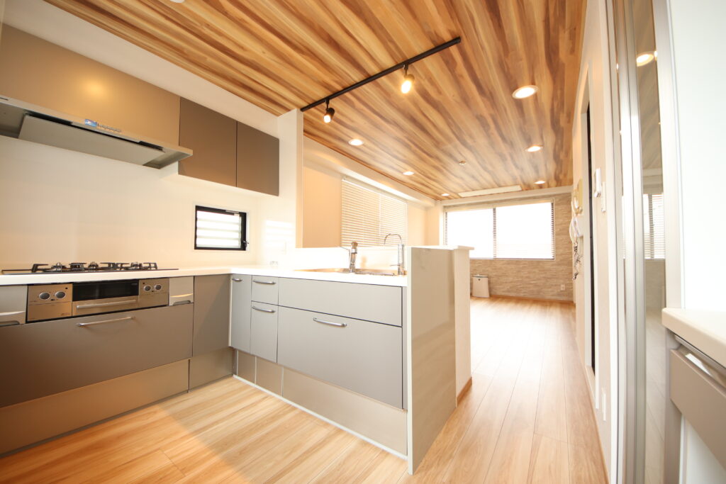 キッチンパネルはマグネットをつけられる仕様へ変更。