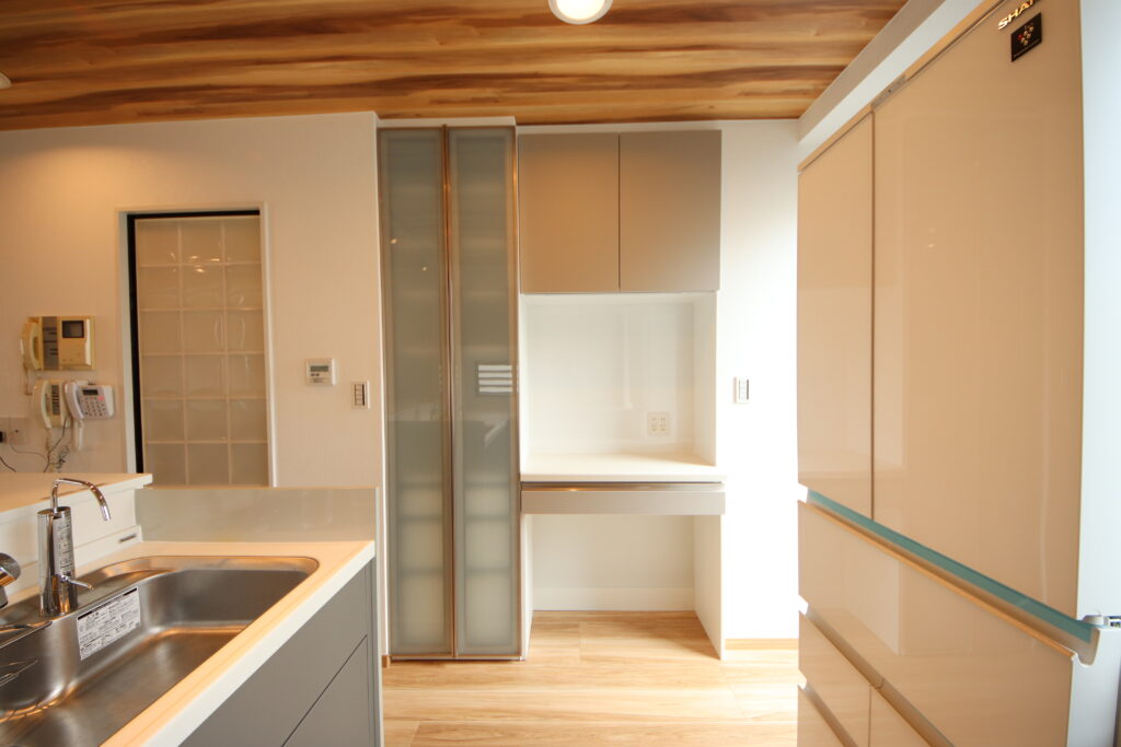 LIXILリシェルSIのキッチンクローゼットとキャビネットへお取替えしました。