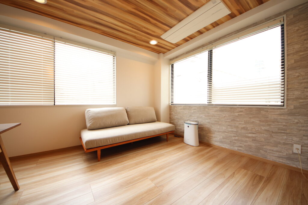 床は電気式床暖房プリマヴェーラを、窓にはブラインドを設置しています。