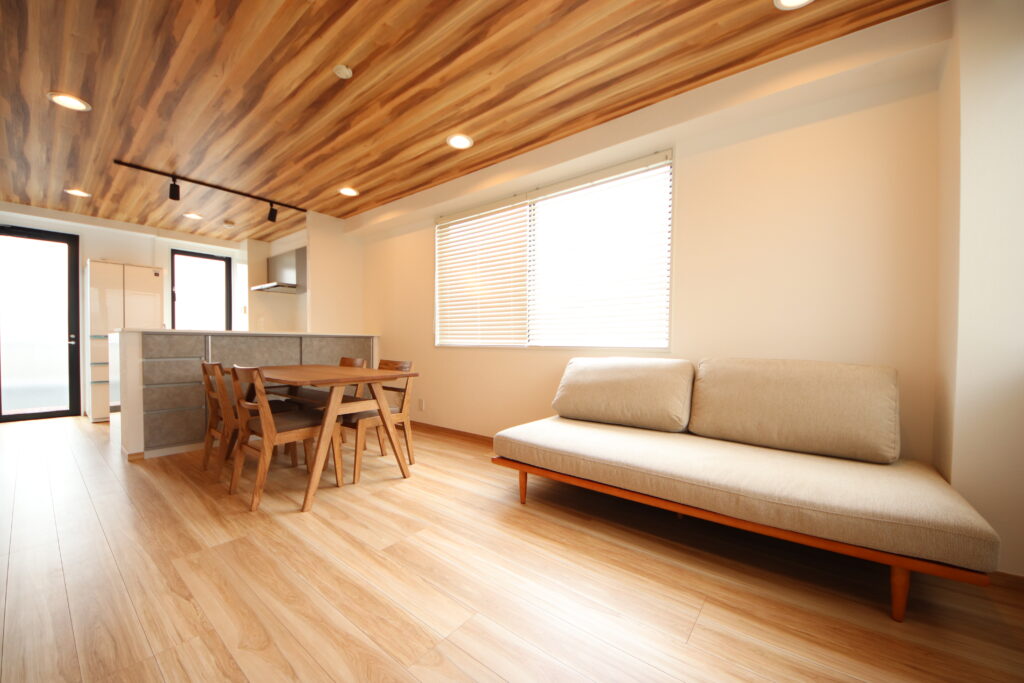 床は段差・見切り材がないので足元安心で、お掃除も楽になりました。