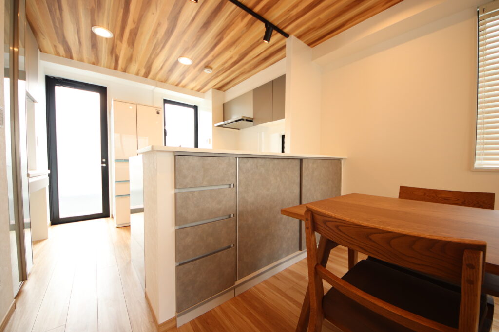 キッチンアンダーカウンターで収納力を確保。