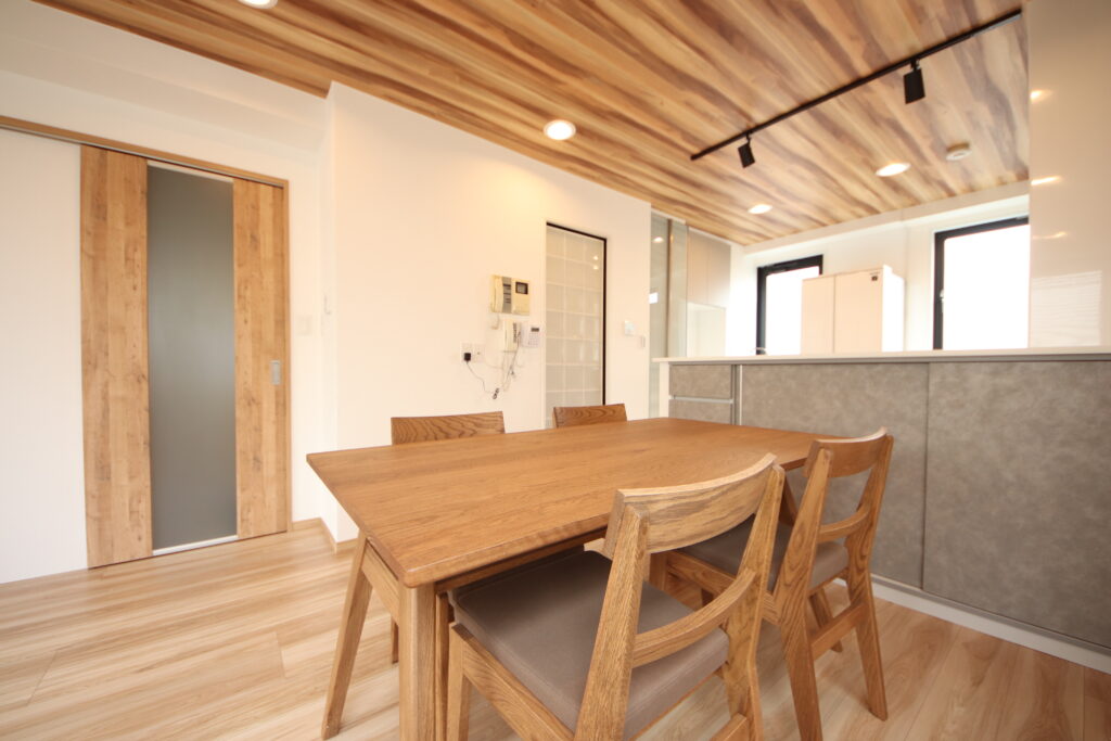 引き戸も木目調で統一し、よりナチュラルな空間へ。家族団欒で楽しく食事がとれそうです。