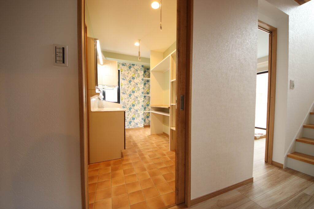 洗面所～廊下～洋室とグルっと回れる回遊式になっています。