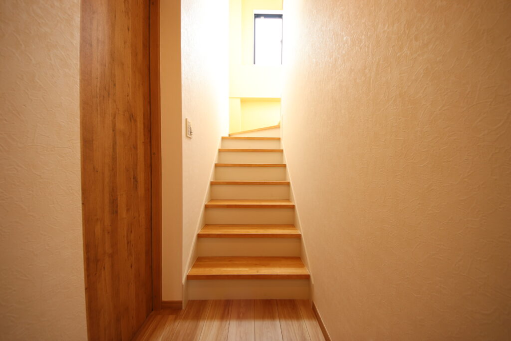 階段脇のササラもしっかりと補修しています。