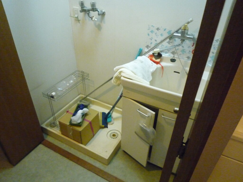 施工前の洗濯パン・洗面台