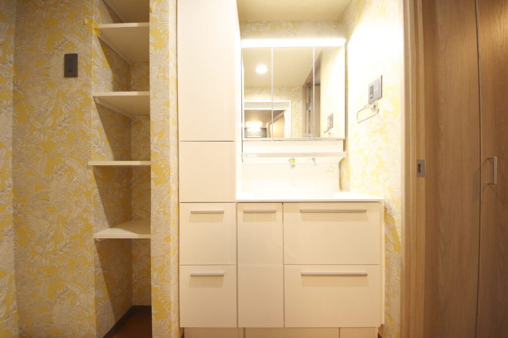 三面鏡とトールキャビネットをセレクトされ収納力をＵＰ！