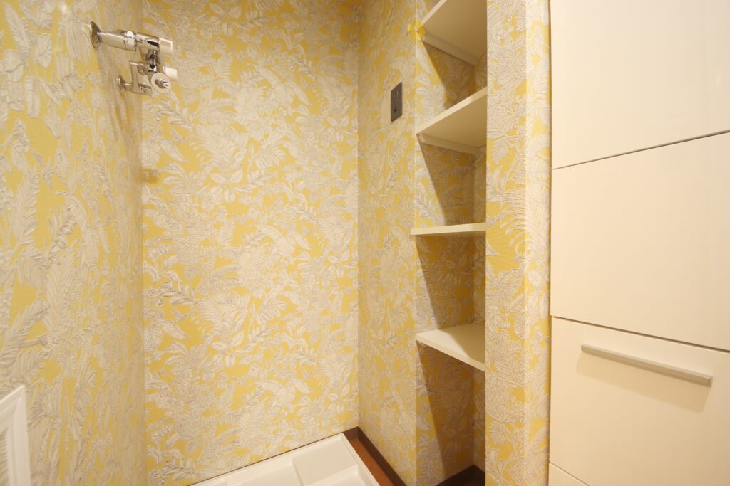 洗濯機置き場横のスペースは棚を設置して使いやすくしました。