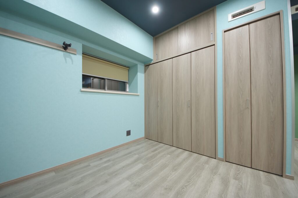 押入だった箇所はPanasonicの建具：フスマートを使用して折れ戸の仕様に。