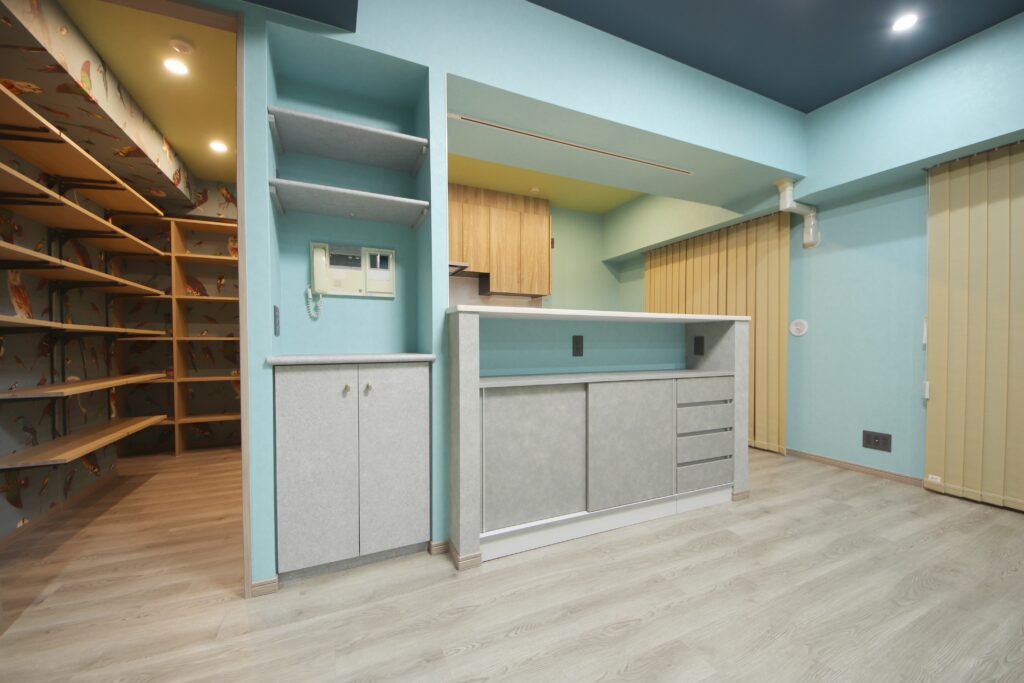 パントリーとキッチン周りを回遊導線へ。