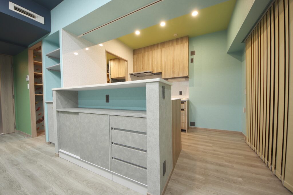 キッチン裏収納はPanasonicの耐水カウンターと収納の間を空けて写真など飾れるスペースに。コンセントも仕込んでいます。