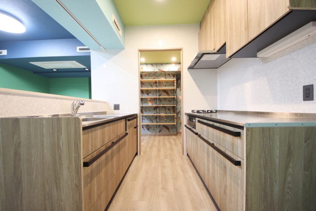 片側W1800あるキッチンを設置。収納たっぷりです。