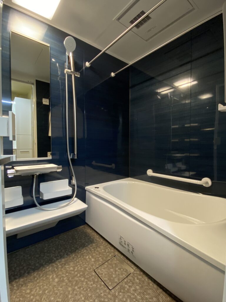 暖かく掃除のしやすいユニットバス。