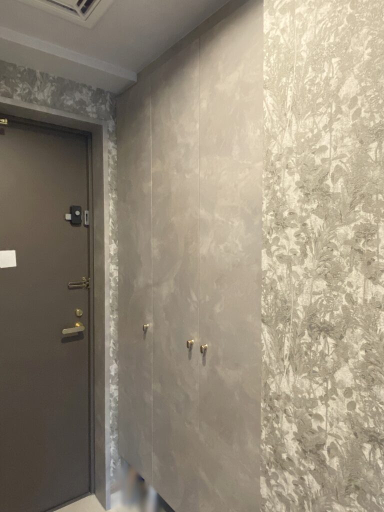 下駄箱とドア枠はダイノックシートにて仕上げました。