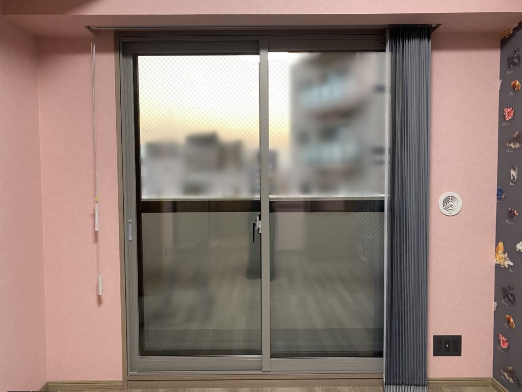 内窓とバーチカルブラインドを設置。