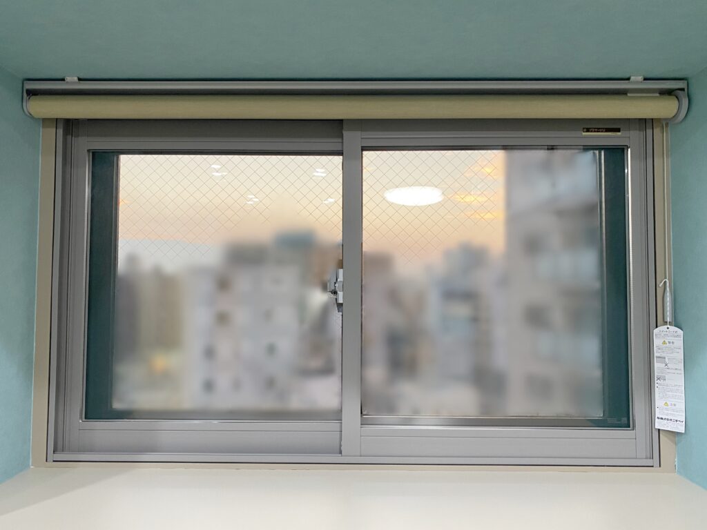 障子が入っていた窓は二重サッシとロールスクリーンを設置。