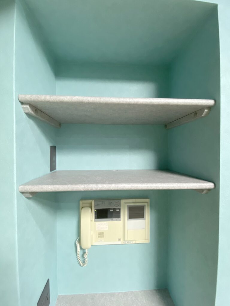 既存の棚もダイノックシートにて色味を統一させました。