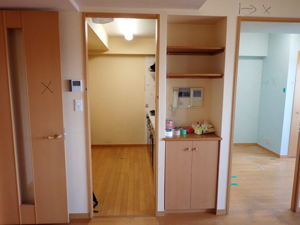 施工前のキッチン周辺の様子です。独立タイプで窮屈さを感じていました。