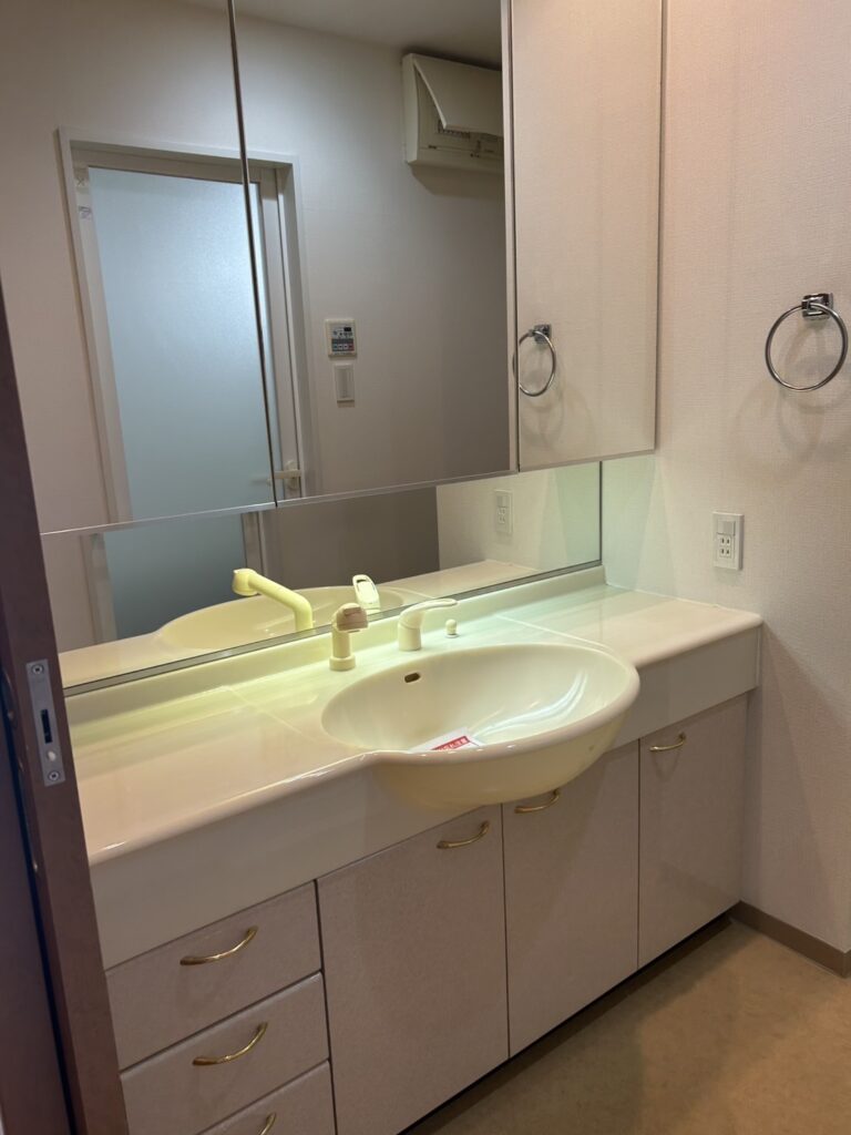 施工前の洗面の様子です。