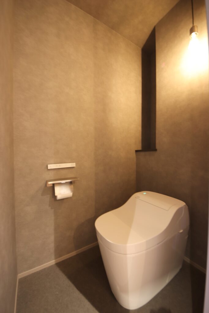 Panasonicアラウーノ。定番の「天井真ん中のダウンライト」をあえて避け、端に寄せたペンダントライトで雰囲気のある空間を演出。