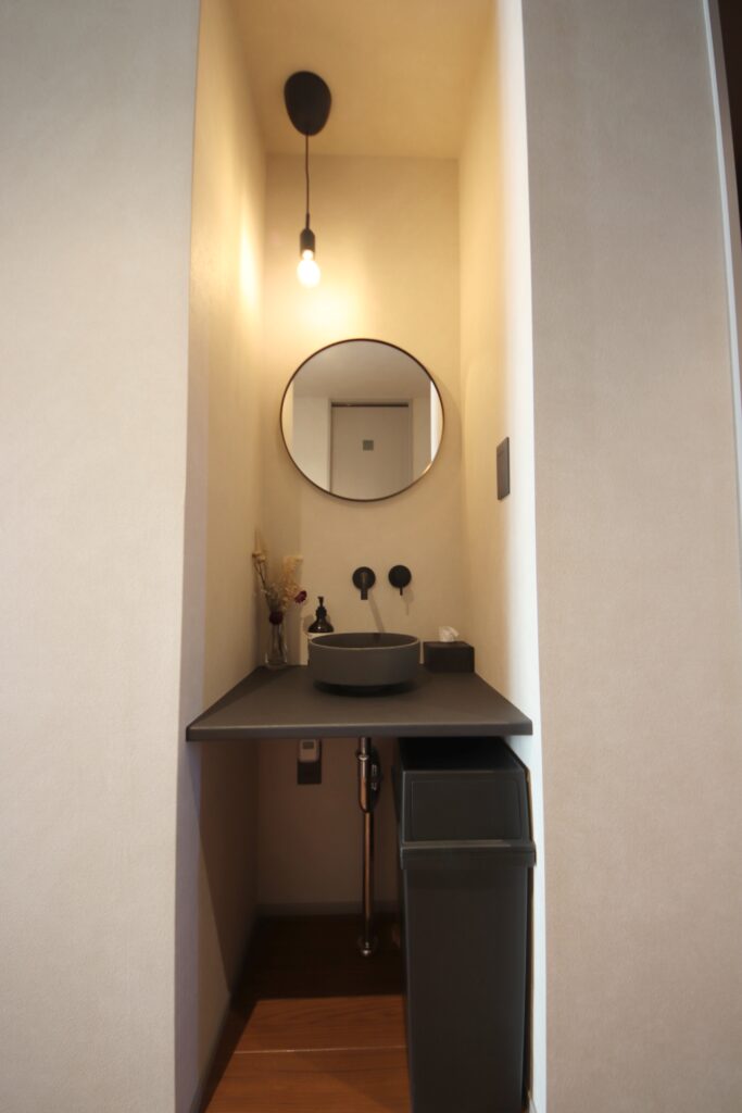 トイレ同様、端に寄せたペンダントライトで雰囲気のある空間。